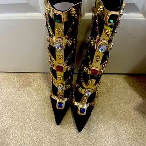 Never worn very beautiful. Just did not fit me.give an offer